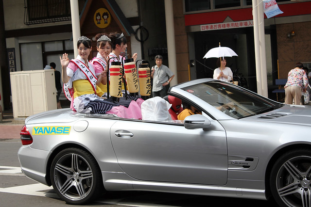 途中、ティアラをつけた若い女性たちが車に乗って先導しており。｜青森ねぶた祭