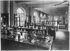 Anglų lietuvių žodynas. Žodis chemistry laboratory reiškia chemijos laboratorija lietuviškai.