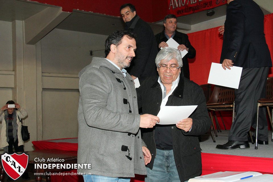 Independiente presentó su nueva “pilcha” - La Razon de Chivilcoy