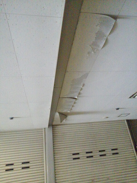 このように車庫の出入り口の所の天井が落ち...