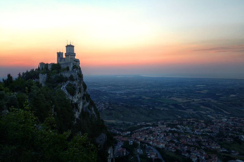 Sunset in San Marino<br/>© <a href="https://flickr.com/people/29922607@N02" target="_blank" rel="nofollow">29922607@N02</a> (<a href="https://flickr.com/photo.gne?id=14888039103" target="_blank" rel="nofollow">Flickr</a>)