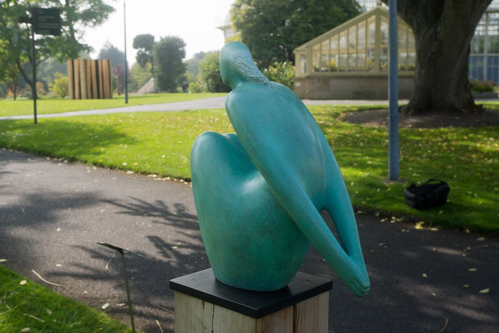 CAPTIVE BY ANA DUNCAN - SCULPTURE IN CONTEXT 2014 Ref-3553