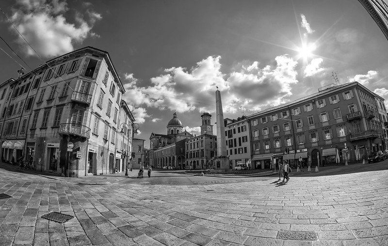 Piazza Gioberti<br/>© <a href="https://flickr.com/people/90634995@N07" target="_blank" rel="nofollow">90634995@N07</a> (<a href="https://flickr.com/photo.gne?id=15560830421" target="_blank" rel="nofollow">Flickr</a>)