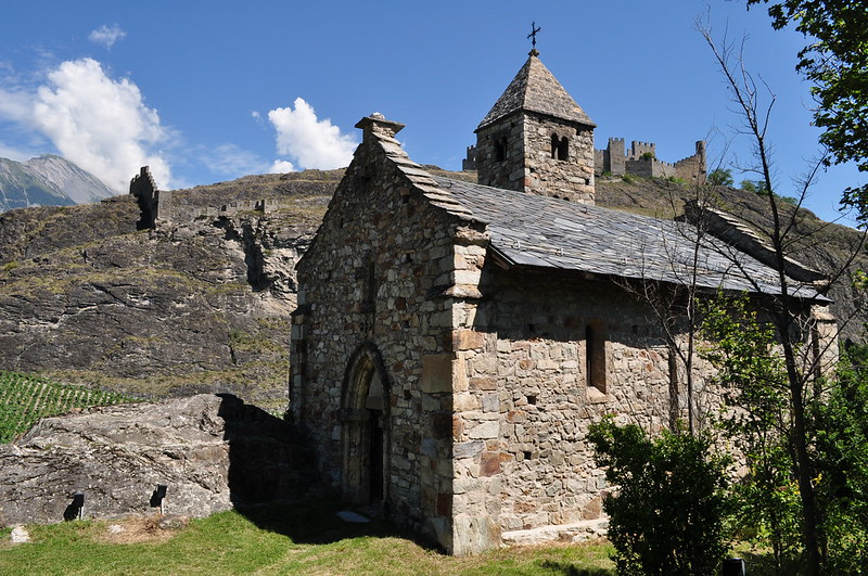 Chapelle de Tous-les-Saints (1325) et château de Tourbillon, Sion, canton du Valais, Suisse.<br/>© <a href="https://flickr.com/people/50879678@N03" target="_blank" rel="nofollow">50879678@N03</a> (<a href="https://flickr.com/photo.gne?id=15574343855" target="_blank" rel="nofollow">Flickr</a>)