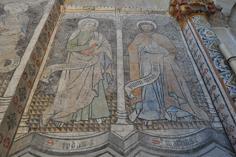 Les Apôtres Jude et Mathias, fresques de l'abside (XVème siècle), basilique Notre-Dame de Valère (XIIe-XIIIe siècles), colline de Valère, Sion, canton du Valais, Suisse.<br/>© <a href="https://flickr.com/people/50879678@N03" target="_blank" rel="nofollow">50879678@N03</a> (<a href="https://flickr.com/photo.gne?id=15613930151" target="_blank" rel="nofollow">Flickr</a>)