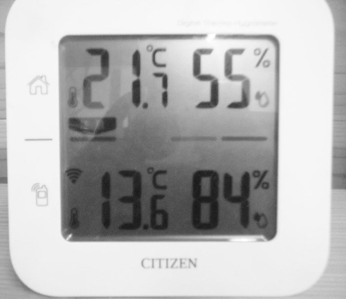 少し早いが、我が家の室内外温度計の測定結...