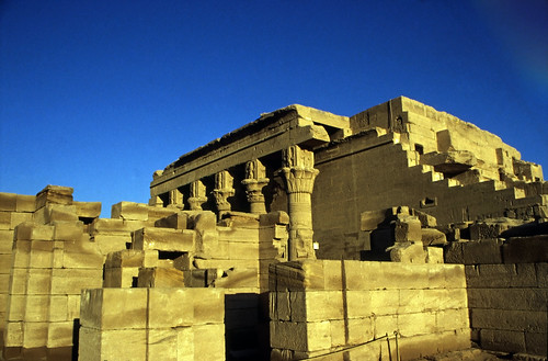 Ägypten 1999 (521) Tempel von Dendera • <a style="font-size:0.8em;" href="http://www.flickr.com/photos/69570948@N04/30888909370/" target="_blank">Auf Flickr ansehen</a>