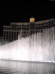 Bellagio fountain show • <a style="font-size:0.8em;" href="http://www.flickr.com/photos/34843984@N07/15360052079/" target="_blank">View on Flickr</a>
