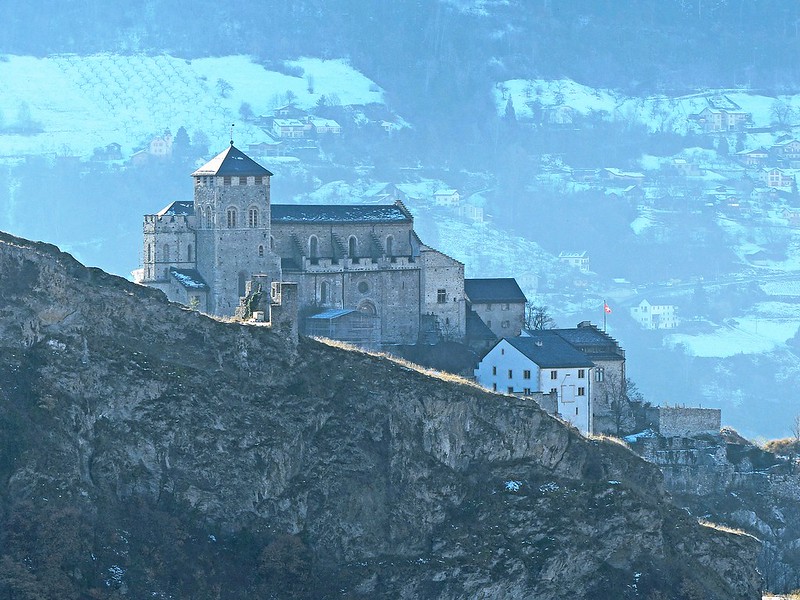 Suisse, les châteaux avec l'Eglise Fortifier de Valère sur la coline dans la ville de Sion<br/>© <a href="https://flickr.com/people/20800336@N08" target="_blank" rel="nofollow">20800336@N08</a> (<a href="https://flickr.com/photo.gne?id=22912397944" target="_blank" rel="nofollow">Flickr</a>)