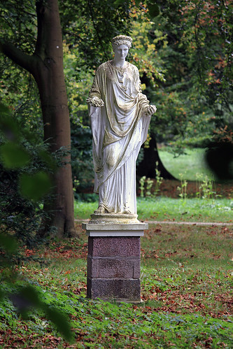 Schlossgarten Eutin (84) Florastatue • <a style="font-size:0.8em;" href="http://www.flickr.com/photos/69570948@N04/30315887741/" target="_blank">Auf Flickr ansehen</a>