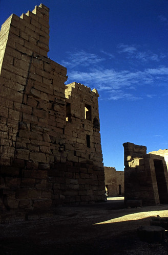 Ägypten 1999 (519) Tempel von Dendera • <a style="font-size:0.8em;" href="http://www.flickr.com/photos/69570948@N04/30889116410/" target="_blank">Auf Flickr ansehen</a>