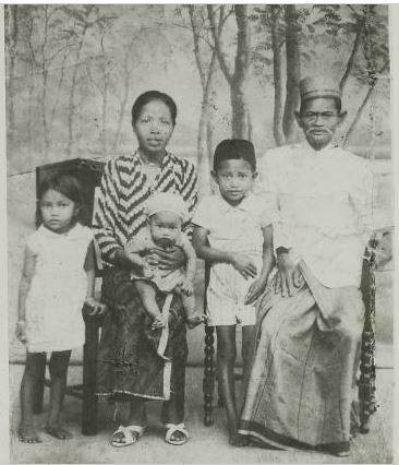 I Malla Daeng Mabela, Arung Manajeng, Residen Panynyulaq , Tanete Riattang. Penulis dari 2 Teks Bugis Terkenal (1) Toloqna Arung Labuaja dan (2) Toloq Rumpaqna Bone.