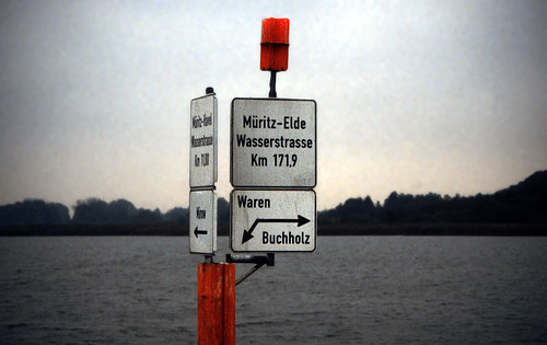 Hausboottour (342) Kleiner Müritz • <a style="font-size:0.8em;" href="http://www.flickr.com/photos/69570948@N04/21475386922/" target="_blank">Auf Flickr ansehen</a>