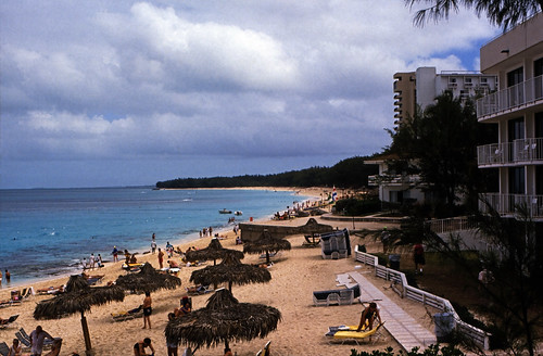 Bahamas 1988 (283) Paradise Island: Cabbage Beach • <a style="font-size:0.8em;" href="http://www.flickr.com/photos/69570948@N04/24037772332/" target="_blank">Auf Flickr ansehen</a>