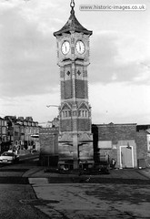 Anglų lietuvių žodynas. Žodis clock tower reiškia laikrodžio bokštas lietuviškai.