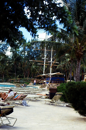Bahamas 1988 (263) Paradise Island • <a style="font-size:0.8em;" href="http://www.flickr.com/photos/69570948@N04/23456042434/" target="_blank">Auf Flickr ansehen</a>
