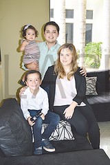 2.- Para Alan la familia es lo más importante, ya que es la base de todo Aquí junto a su esposa Grecia Garza y sus hijos Alan y Eugenia.