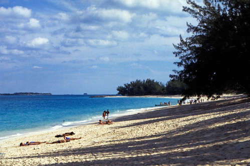 Bahamas 1988 (270 ) Paradise Island: Cabbage Beach • <a style="font-size:0.8em;" href="http://www.flickr.com/photos/69570948@N04/23474298423/" target="_blank">Auf Flickr ansehen</a>