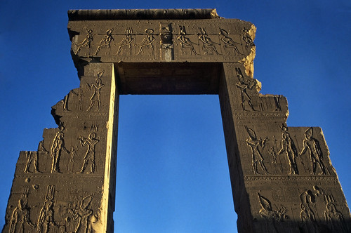 Ägypten 1999 (529) Tempel von Dendera • <a style="font-size:0.8em;" href="http://www.flickr.com/photos/69570948@N04/30610388753/" target="_blank">Auf Flickr ansehen</a>