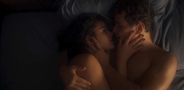 Série exibe cena de sexo vazada de Marquezine e beijo gay nesta terça