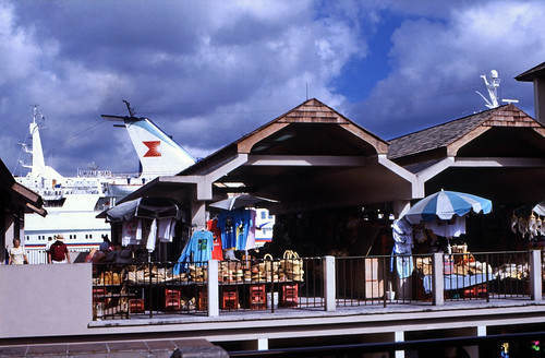 Bahamas 1988 (179) New Providence: Straw Market, Nassau • <a style="font-size:0.8em;" href="http://www.flickr.com/photos/69570948@N04/23665626842/" target="_blank">Auf Flickr ansehen</a>