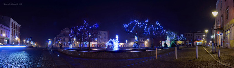 Czeladź by night panorama 🎄<br/>© <a href="https://flickr.com/people/68519772@N00" target="_blank" rel="nofollow">68519772@N00</a> (<a href="https://flickr.com/photo.gne?id=23908431071" target="_blank" rel="nofollow">Flickr</a>)