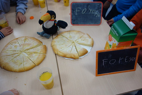 Les élèves nous ont offert ces délicieuses foyesses (une sorte de tarte au sucre) : merci !!