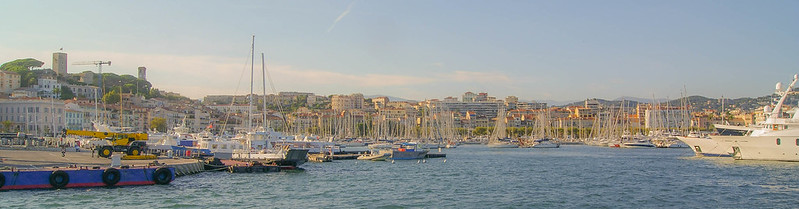 Cannes Panorama IV<br/>© <a href="https://flickr.com/people/48820115@N06" target="_blank" rel="nofollow">48820115@N06</a> (<a href="https://flickr.com/photo.gne?id=30338086574" target="_blank" rel="nofollow">Flickr</a>)