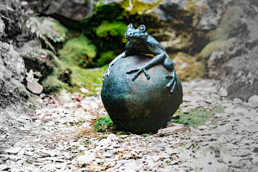 THE BALL KEEPS MOVING BY DEIDRE CROFTS [SCULPTURE IN CONTEXT 2015] REF-10805364