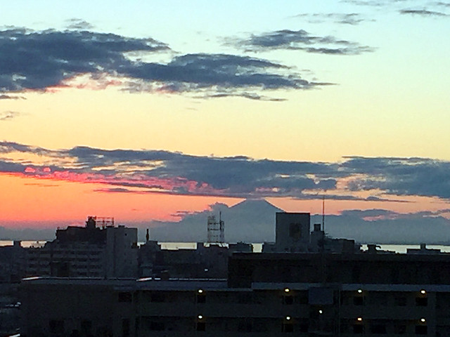 先週末、夕日に映った富士山がくっきり見え...