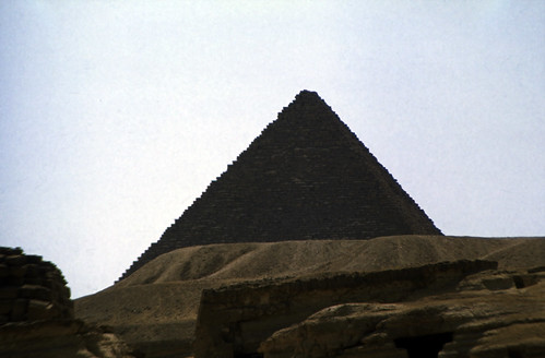 Ägypten 1983 (27) Gizeh: Mykerinospyramide • <a style="font-size:0.8em;" href="http://www.flickr.com/photos/69570948@N04/23030013786/" target="_blank">Auf Flickr ansehen</a>