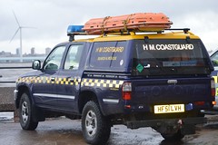 Anglų lietuvių žodynas. Žodis coastguard reiškia laivų gelbėtojai, skenduolių gelbėtojai, pakrančių prižiūrėtojai lietuviškai.