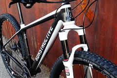 KONSTRUCTIVE Cycles Berlin presents the new SMARAGD women's mountain bike hardtail. Custom build kits and color options available. Here pictured in White Pearl Pure Carbon two tone color scheme with 2016 Shimano XT ELITE KIT, Syntace components and Americ