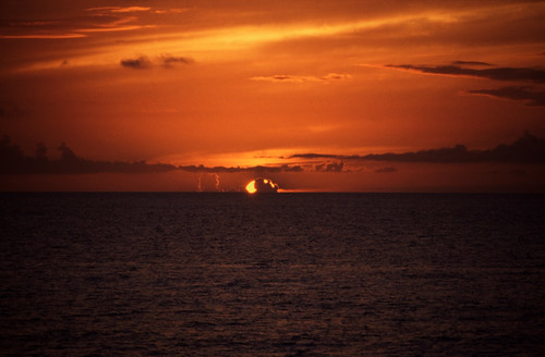 Bahamas 1988 (096) New Providence: Sonnenuntergang • <a style="font-size:0.8em;" href="http://www.flickr.com/photos/69570948@N04/22905688114/" target="_blank">Auf Flickr ansehen</a>
