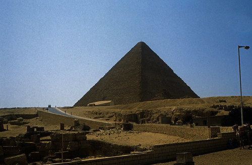 Ägypten 1983 (24) Gizeh: Cheopspyramide • <a style="font-size:0.8em;" href="http://www.flickr.com/photos/69570948@N04/23014486336/" target="_blank">Auf Flickr ansehen</a>