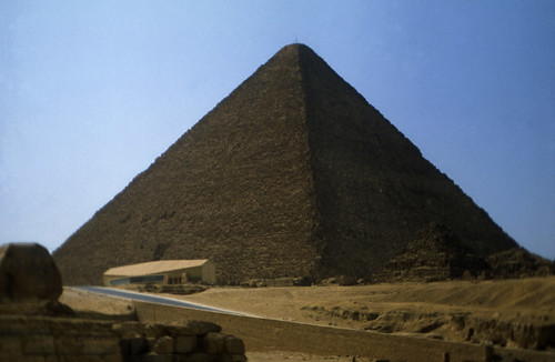 Ägypten 1983 (25) Gizeh: Cheopspyramide • <a style="font-size:0.8em;" href="http://www.flickr.com/photos/69570948@N04/22419602983/" target="_blank">Auf Flickr ansehen</a>