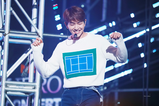 151125 Onew @ MBN Hero Concert 23081972250_f56bba4f71_z