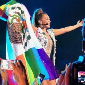 Thalía é criticada após erguer bandeiras do México e da comunidade LGBT