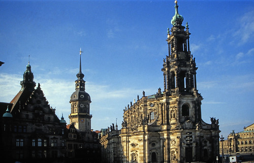 Dresden (026) Georgentor, Hausmannturm und Hofkirche • <a style="font-size:0.8em;" href="http://www.flickr.com/photos/69570948@N04/22241223035/" target="_blank">Auf Flickr ansehen</a>