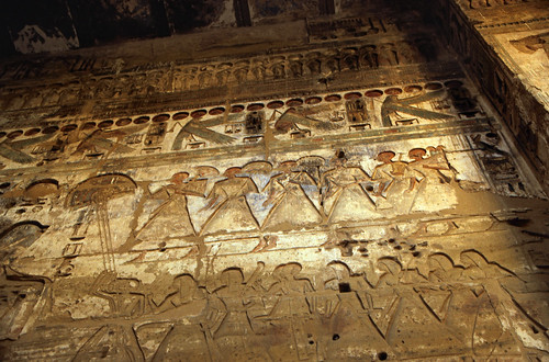 Ägypten 1999 (518) Tempel von Dendera • <a style="font-size:0.8em;" href="http://www.flickr.com/photos/69570948@N04/31113022482/" target="_blank">Auf Flickr ansehen</a>
