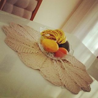 Centro de mesa em crochê!  . Cliente amiga linda que manda foto para a crocheteira aqui! 😍💖 Gratidão! Amor! . Informações de cores e valor por mensagem. 😉 . #ladokinha #ladokinhaporai #croche #centrodemesa #mesaposta