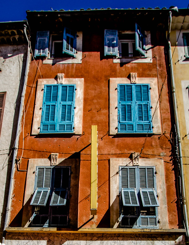Windows of Vence (1)<br/>© <a href="https://flickr.com/people/29007159@N02" target="_blank" rel="nofollow">29007159@N02</a> (<a href="https://flickr.com/photo.gne?id=21540049406" target="_blank" rel="nofollow">Flickr</a>)