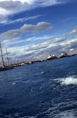 Bahamas 1988 (256) New Providence: Hafen Nassau • <a style="font-size:0.8em;" href="http://www.flickr.com/photos/69570948@N04/23699660529/" target="_blank">Auf Flickr ansehen</a>