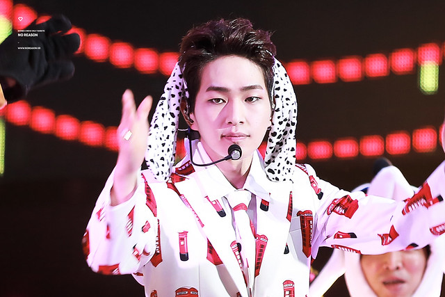 150816 Onew @ 'SHINee World Concert IV in Taipei' 20740242716_9fd826cd03_z