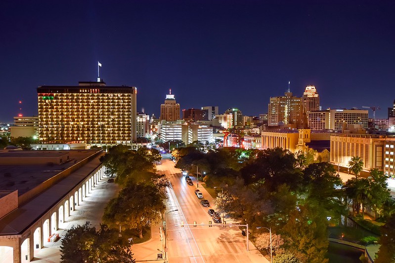 San Antonio, night view<br/>© <a href="https://flickr.com/people/70075489@N03" target="_blank" rel="nofollow">70075489@N03</a> (<a href="https://flickr.com/photo.gne?id=23215532311" target="_blank" rel="nofollow">Flickr</a>)