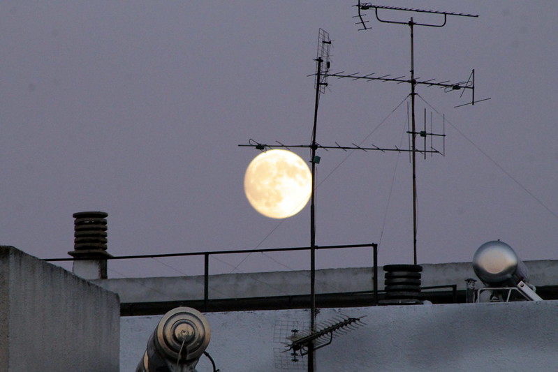 The moon above over the roof.<br/>© <a href="https://flickr.com/people/8180195@N07" target="_blank" rel="nofollow">8180195@N07</a> (<a href="https://flickr.com/photo.gne?id=30574616665" target="_blank" rel="nofollow">Flickr</a>)