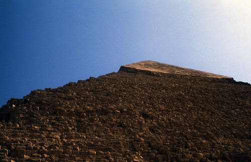 Ägypten 1983 (32) Gizeh: Chephrenpyramide • <a style="font-size:0.8em;" href="http://www.flickr.com/photos/69570948@N04/22445479364/" target="_blank">Auf Flickr ansehen</a>