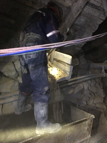 Les mineurs trient les pierres qui les intéressent directement dans la mine.