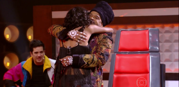 Carlinhos Brown salva cantora com "voz de homem" no "The Voice"