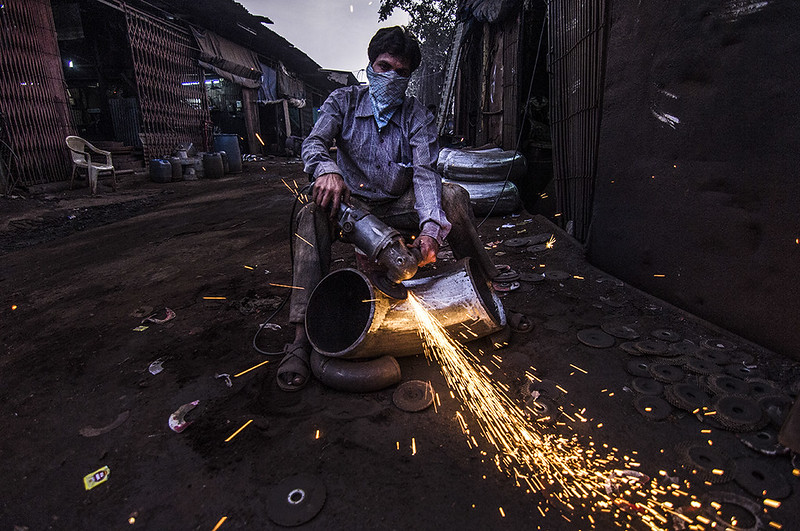 Worker cutting out a part of Ship’s knob which will be polished and then will be sold off in a nearby market at Lakdi Bunder in Mumbai. Even here, workers are devoid of any safety glasses, equipment to carry out such dangerous occupations.<br/>© <a href="https://flickr.com/people/71918887@N06" target="_blank" rel="nofollow">71918887@N06</a> (<a href="https://flickr.com/photo.gne?id=22969798110" target="_blank" rel="nofollow">Flickr</a>)